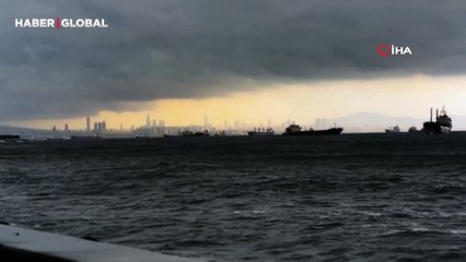 İstanbul’a kara bulutlar ile yağmurun gelişi görüntülendi