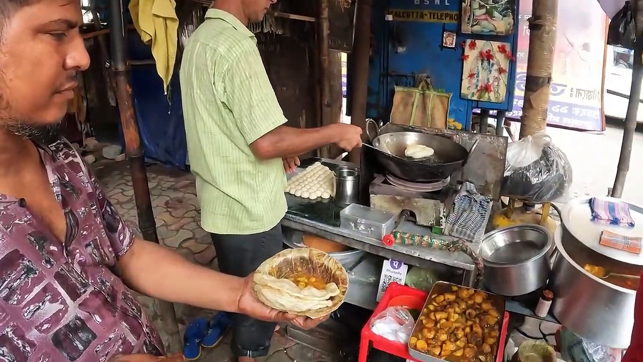 Cheapest Kolkata Breakfast _ Naan Puri & Aloo Dum ONLY ₹20 _ Indian Street Food