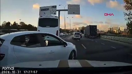 İstanbul- Bahçelievler D-100 Karayolunda yol tartışması araç kamerasında