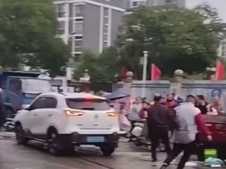 Auto fährt in Menschenmenge vor Grundschule