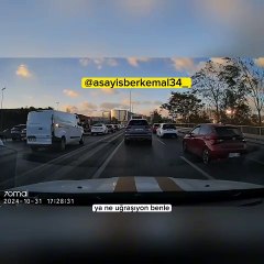 Trafikte sinir krizi! Önünü kesti, kaputu yumrukladı ve küfür etti