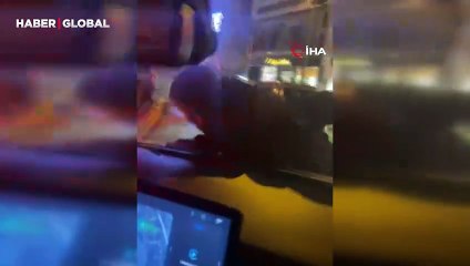 Seyir halindeki aracın kaputuna tutundu, dakikalarca ilerledi