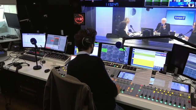 Pascal Praud et vous - «Il y a plus de personnes qui meurent après des attaques de dauphins (que de requins)», explique Maud Fontenoy