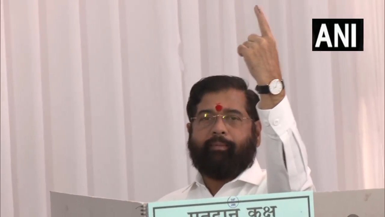 महाराष्ट्र CM और कोपरी-पचपखड़ी विधानसभा सीट से शिवसेना उम्मीदवार एकनाथ शिंदे ने वोट डाला