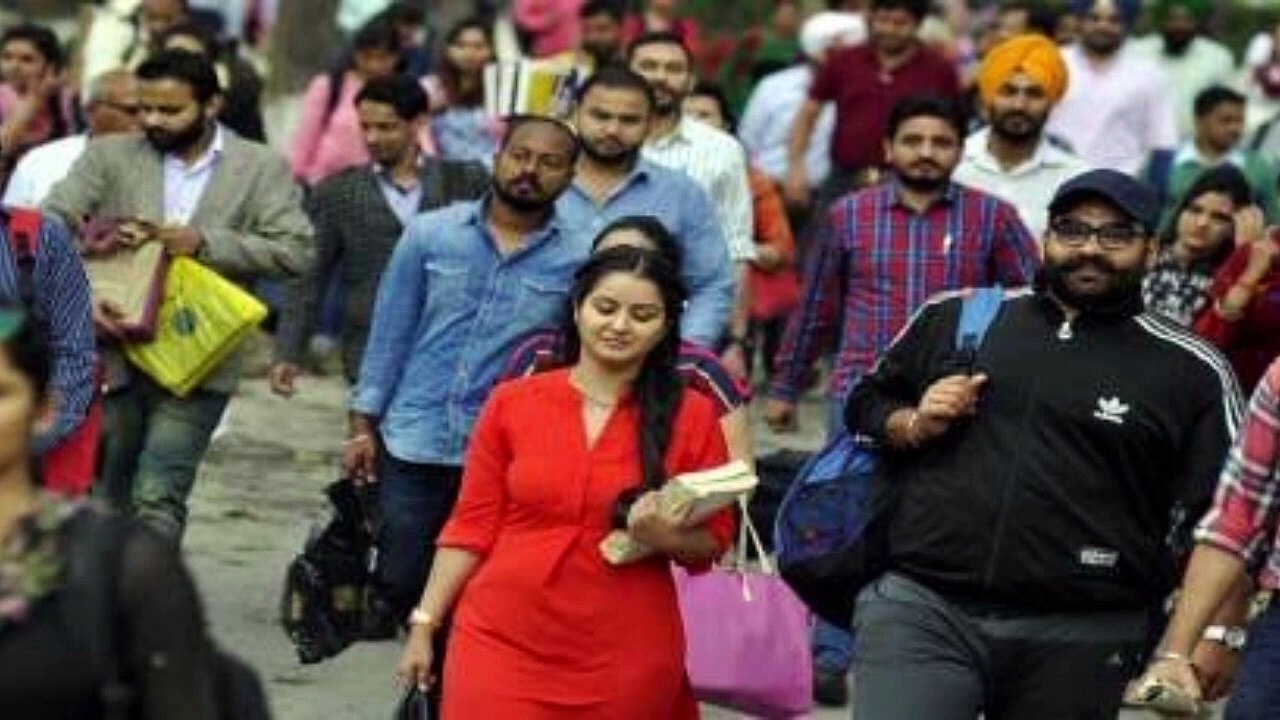 8th Pay Commission: आठवें वेतन आयोग के लागू होने पर सरकारी कर्मचारियों की सैलरी और पेंशन कितनी होगी?