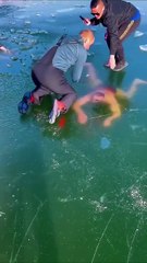 Video: La desesperación de un hombre que nadaba en un lago congelado y no encontraba cómo salir 