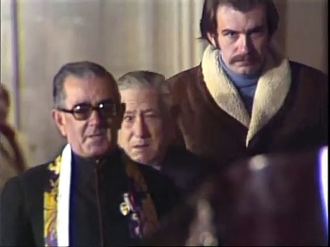 Españoles pasando ante el féretro de una momia fascista y asesina (Francisco Franco)