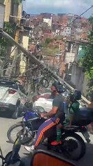 Veículo atinge poste no bairro de Pau da Lima.