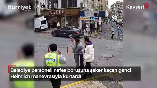 Belediye personeli nefes borusuna şeker kaçan genci Heimlich manevrasıyla kurtardı!
