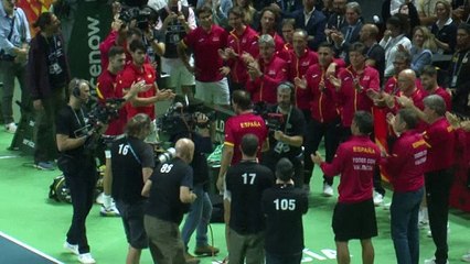 Nadal se retira con emotivo homenaje tras derrota de España en la Davis