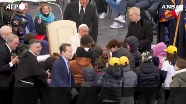 Papa: L'invasione russa dell'Ucraina e' un disastro vergognoso