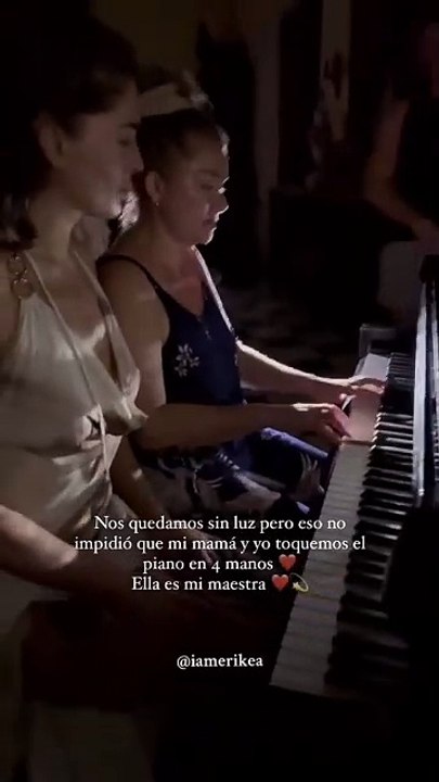 juliana barrientos toca piano junto a su madre