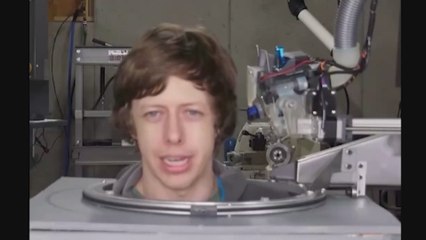 Un ingeniero dice adiós a los peluqueros y se construye su propio robot para cortarse el pelo