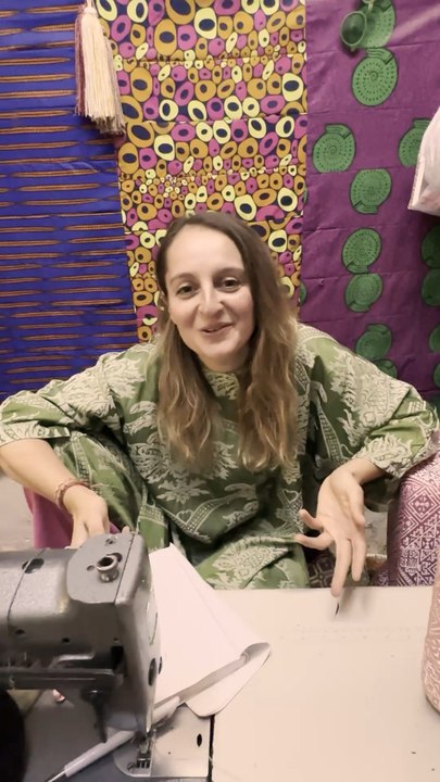 "Zoubida c'est un vrai retour à mes racines"  Sophia Kacimi, créatrice de la marque "Zoubida" casse les codes de la mode en détournant l'usage des "tlamt" marocains, étoffe jacquard d'ameublement pour en faire des pièces originales et uniques.