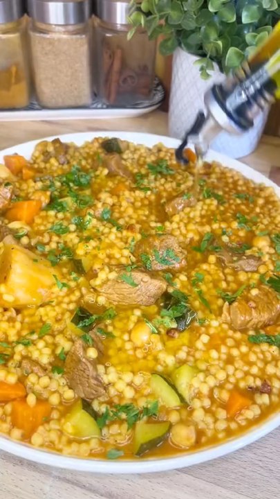 L’hiver arrive et le berkoukes revient avec des vidéos atteignant le million de vues sur les réseaux. Un plat réconfortant et un allié contre le froid. Et toi, c’est quoi ton plat d’hiver