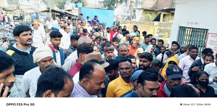 खाद के लिए मारामारी: सुबह 6 बजे से कतार, नंबर आया तो खतम हो गई खाद