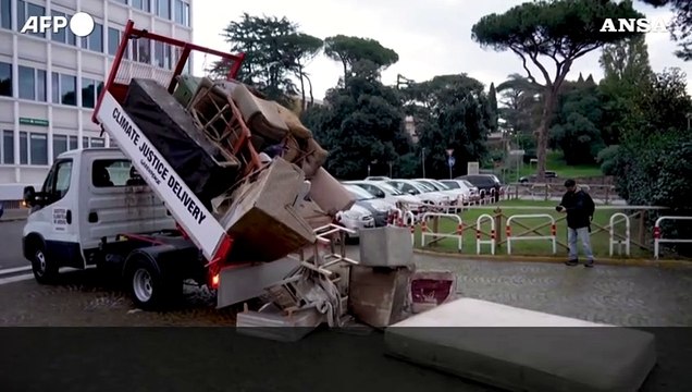 Protesta Greenpeace, fango e rottami davanti alla sede Eni