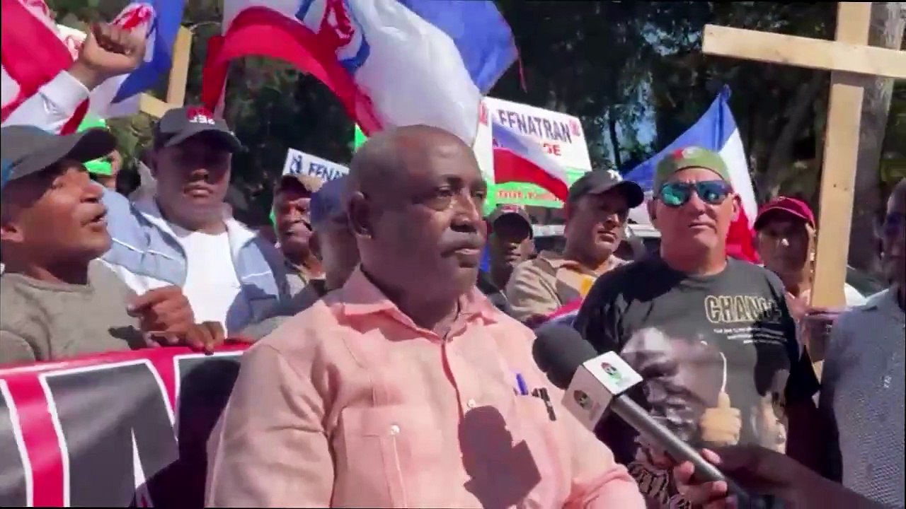 Choferes del corredor Máximo Gómez protestan en demanda del pago de 160 millones de pesos