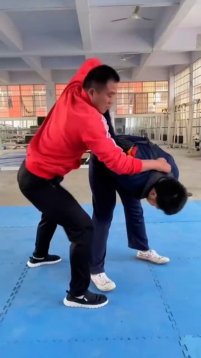 Self defence of tricks 💯🤼‍♂️🥋 #reels #reel #reelsviralシ #shorts #FacebookReelsContest #reelkarofeelkaro #martialarts #martial #martialartstraining #selfdefense #mma #ufc #jiujitsu #taekwondo #muaythai #karate #kickboxing #brazilianjiujitsu #kungfu #tra