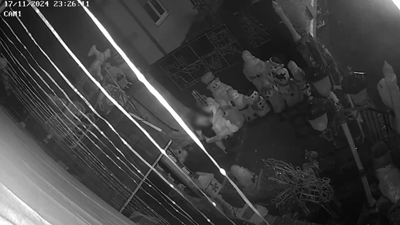 Thief steals giant 20ft Santa from charity Christmas display - video ...