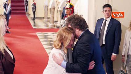 Meloni scherza in spagnolo con Milei: "Parlo un pochino spagnolo"