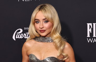 サブリナ・カーペンターの『フェザー』MV撮影許可した神父がクビ！？