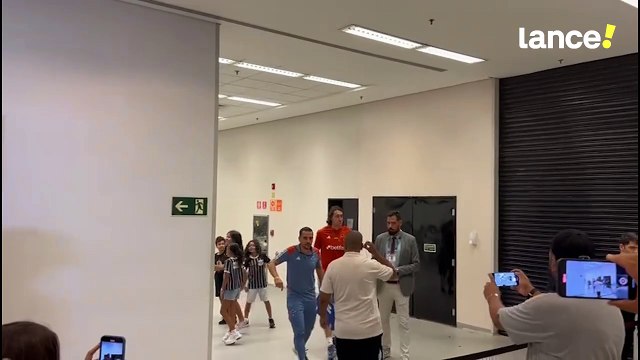 Cássio visita vestiário do Corinthians na Neo Química Arena