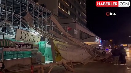 Bursa'da Fırtına İnşaat İskelesini Devirdi, Araçlar Zarar Gördü