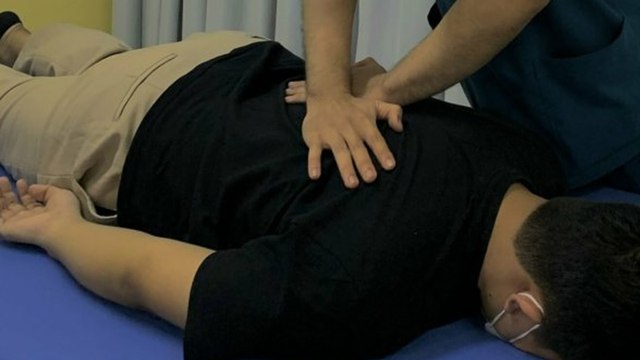 Người đàn ông 65 tuổi bị đột quỵ sau khi sử dụng dịch vụ massage tại nhà không đúng cách | VTC Now