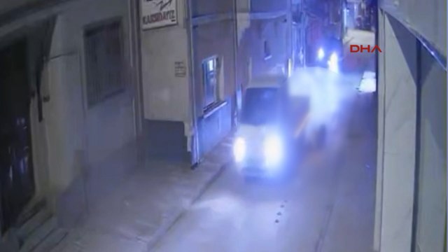 Ehliyetsiz sürücüsünün çarpıp kaçtığı trafik polisi yaralandı; kaza anı kamerada