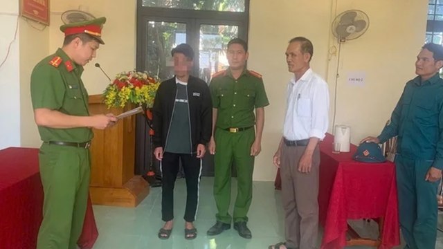 Táo tợn mang dao vào trường để hành hung bạn học, 3 nam sinh ở Quảng Bình bị khởi tố | VTC Now