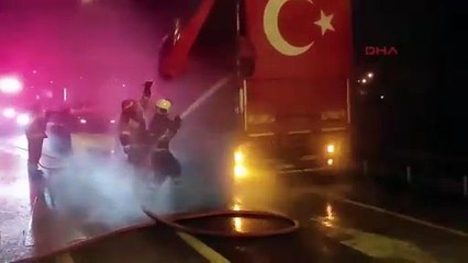 Domates yüklü kamyon bir anda alev aldı