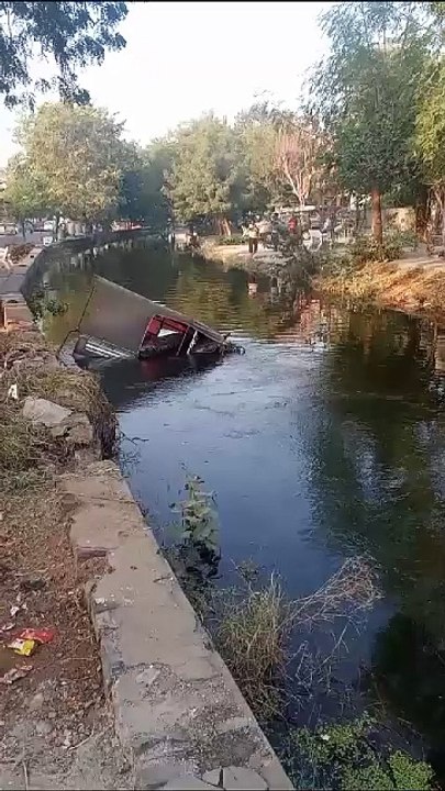 मेजा नहर में गिरी साइकिल सवार छात्रा व टैंपो