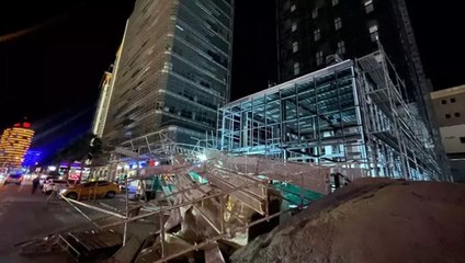 Bursa’da etkili olan lodosta ağaçlar, tabelalar ve inşaat iskelesi devrildi