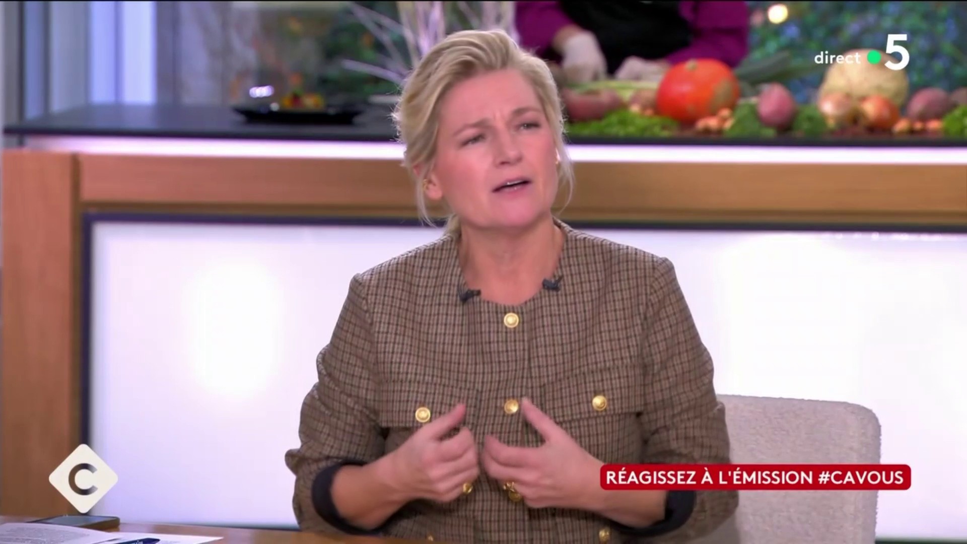 FEMME ACTUELLE - “Je ne suis absolument pas venue pour parler de ça à sa  place", Vitaa remet en place Anne-Elisabeth après une question sur Slimane