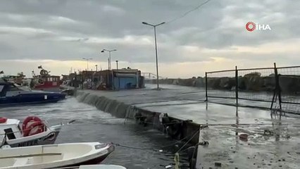 Şiddetli lodos İstanbul’da denizi taşırdı! Tekneler zarar gördü!