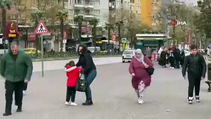 Fırtına Bursa’da adeta insanları uçurdu, kadınlar ve çocuklar zor anlar yaşadı