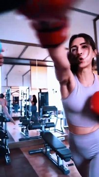 Kriti Sanon Hot Full Body Workout Part 1 | Actress kriti Sanon Fitness Routine at Gym, Yoga