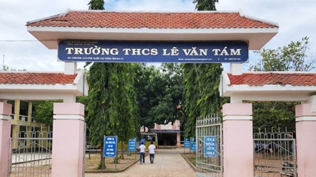 Hết thời hạn bị đình chỉ nhưng hiệu trưởng vẫn “bặt vô âm tín”, hàng loạt giáo viên bị chậm lương