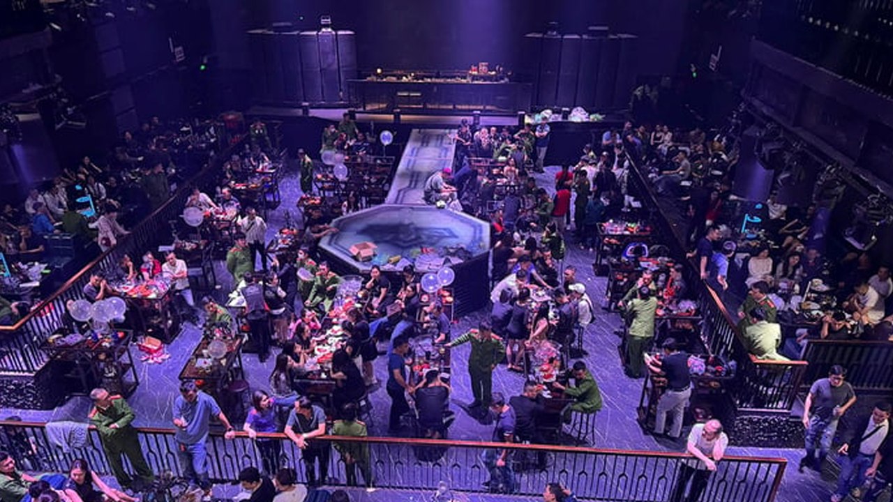 Đột kích vũ trường lớn nhất Hải Phòng, cảnh sát phát hiện 26 người dương tính với ma túy | VTC Now