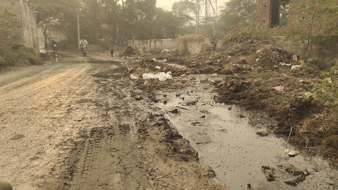 अलावड़ा में सीसी सड़क का निर्माण कार्य अधूरा: लोगों को परेशानी का सामना करना पड़ रहा है।