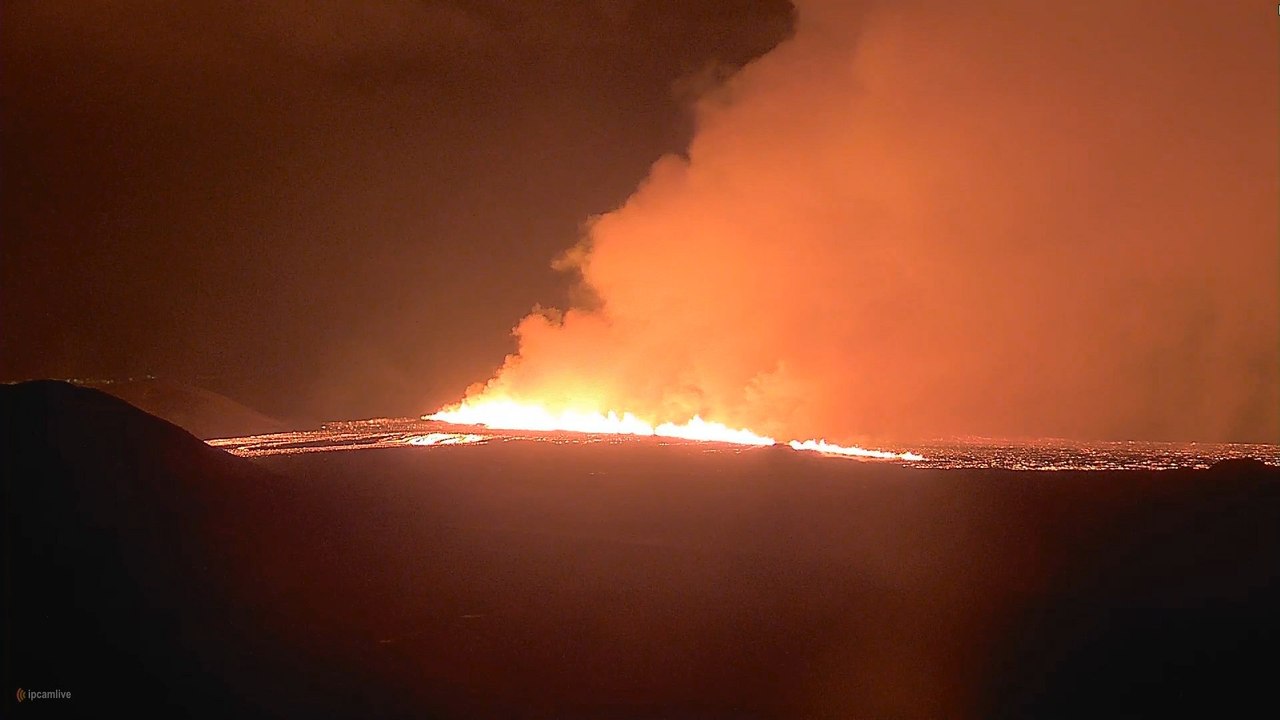 Vulkan in Island speit wieder Lava - Dorf evakuiert
