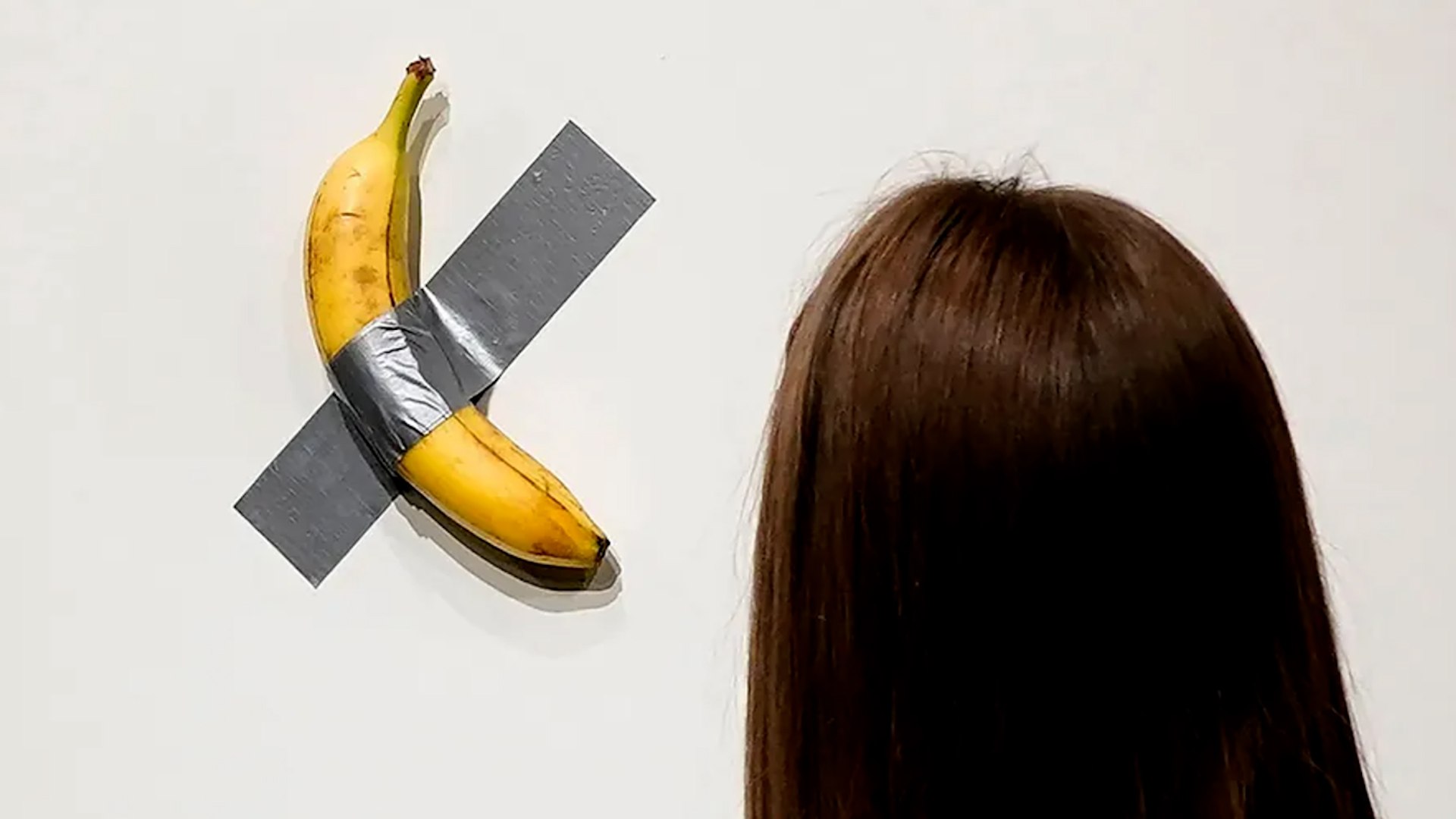 La polmica banana pegada a la pared bate rcord y se vende en una subasta por 5,8 millones de euros en Nueva York