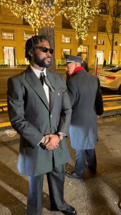 Damso enchaine les photos et les dédicaces à Pa...