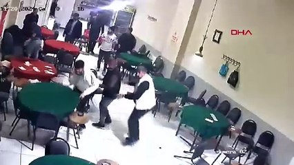 Kahvehaneye pompalı tüfekle baskın kamerada