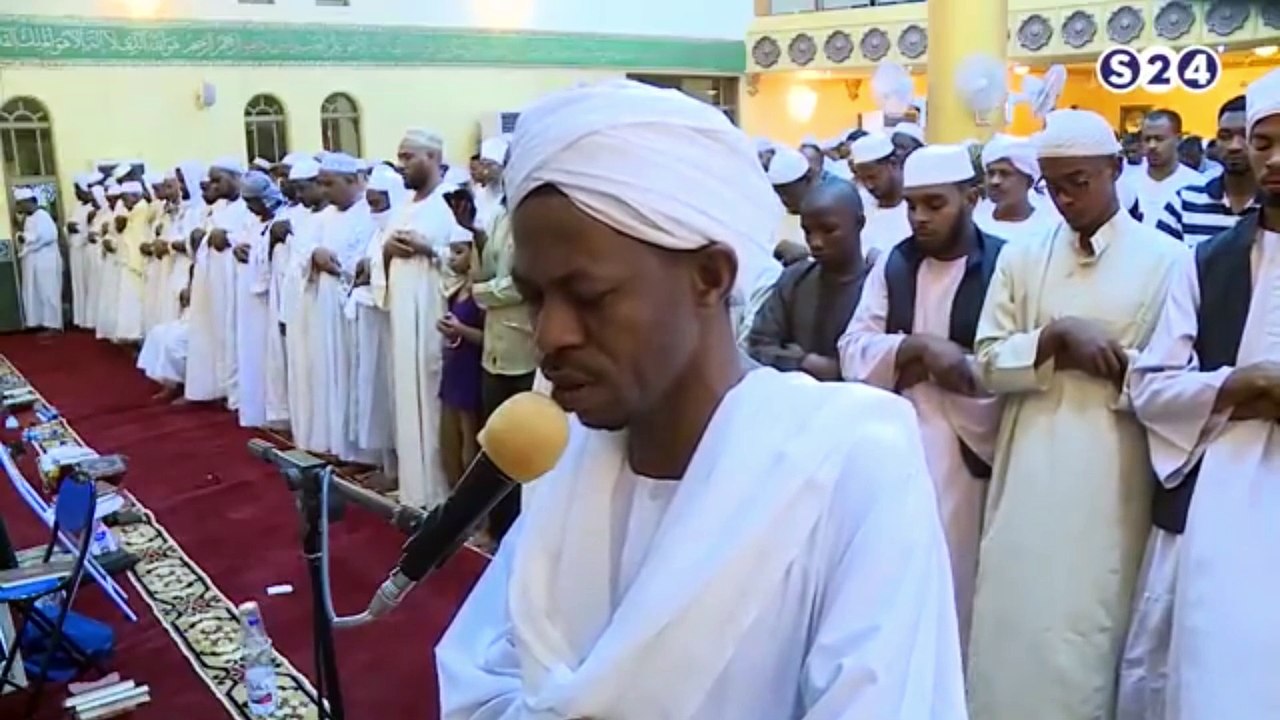وَأُخْرَىٰ تُحِبُّونَهَا ۖ نَصْرٌ مِّنَ ٱللَّهِ وَفَتْحٌ قَرِيبٌ ۗ وَبَشِّرِ ٱلْمُؤْمِنِينَ