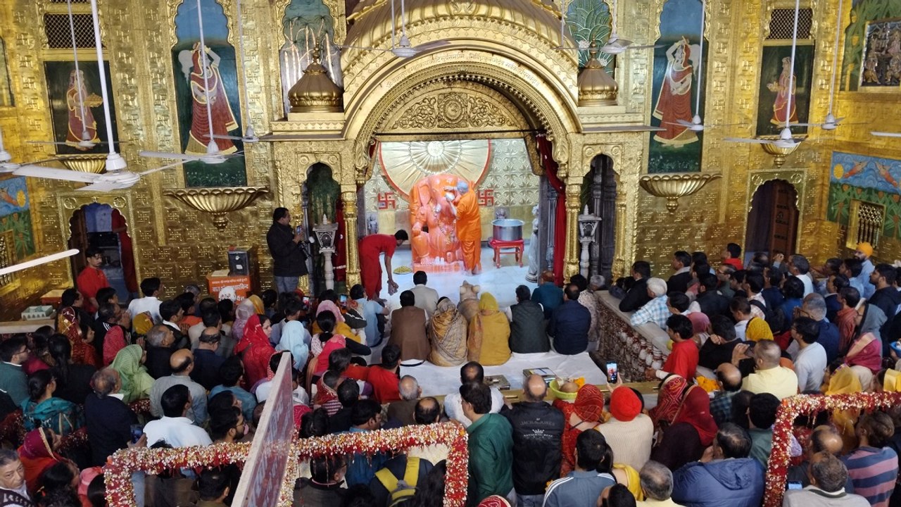 साल का अंतिम गुरु पुष्य नक्षत्र आज, जयपुर के इस मंदिर में उमड़ी भक्तों की भीड़, देखें वीडियो