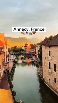 La France en automne >> 🤎 🎁 Tous nos bons plans à retrouver en bio ! ❤️‍🔥 👉🏻 Abonne-toi au Petit Mauda pour plus d'inspiration ! 🌳 ©️ Crédit : @emilystubbings #petitmauda #guide #pepite #anepasmanquer #europetravel #france #annecy #Annecy #LacA