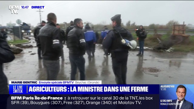 Je ne vois pas pourquoi on partirait : les forces de l'ordre tentent d'évacuer les agriculteurs mobilisés devant une plateforme E.Leclerc