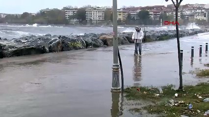 İstanbul'da dev dalgalar: Kalamış Sahili göle döndü